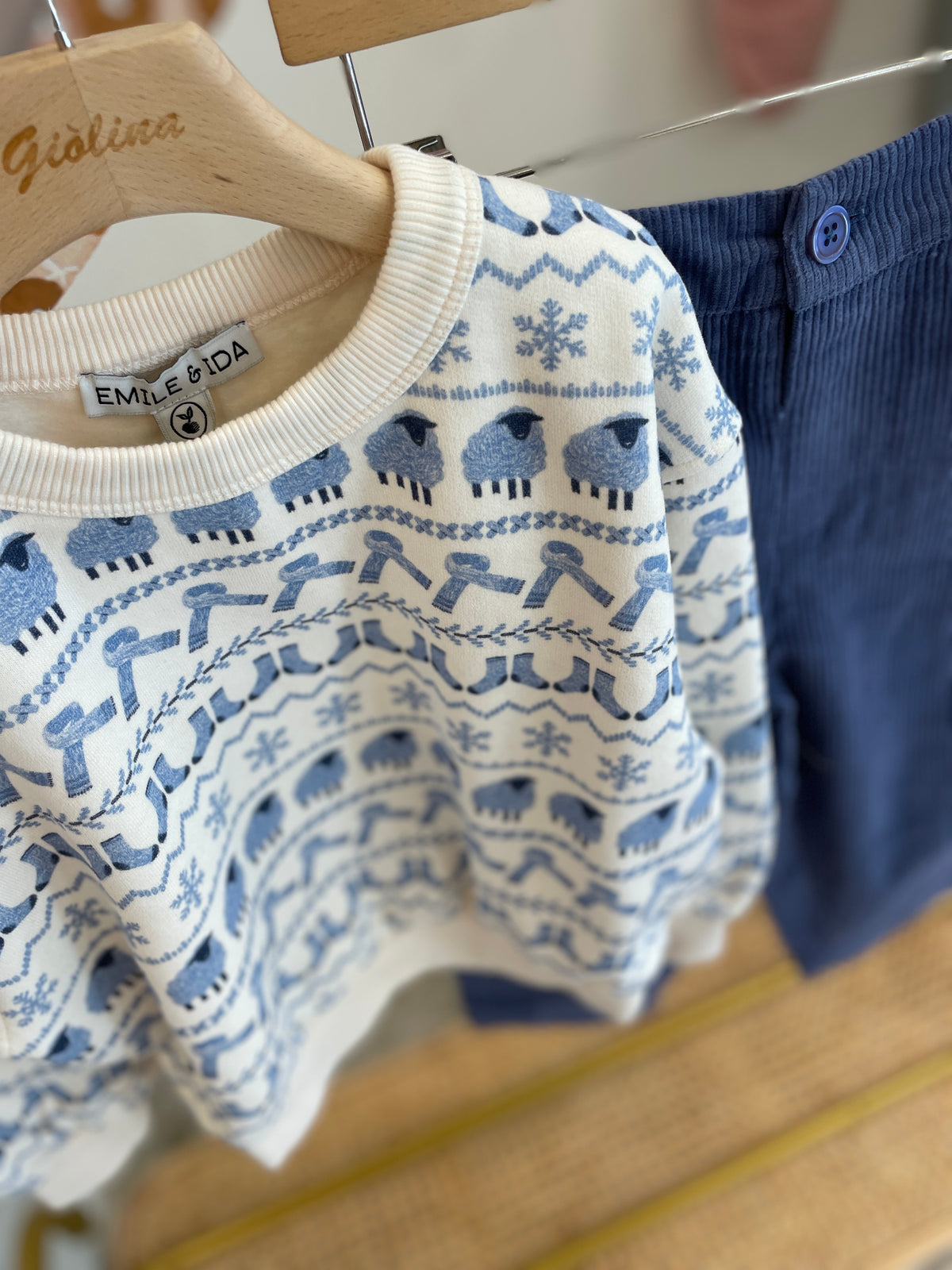 Felpa  stampa inverno con denim o pantalone velluto a coste