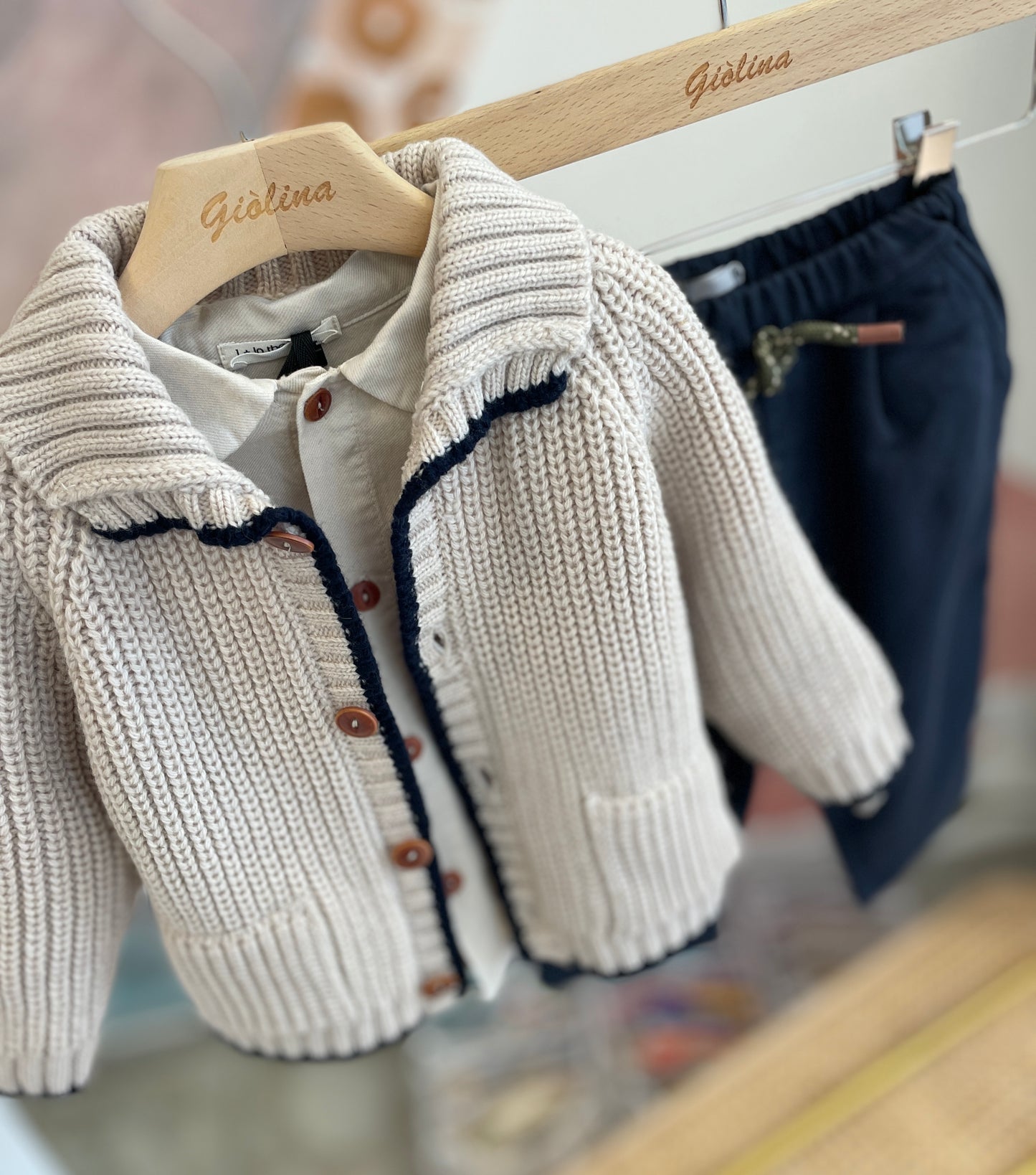 Cardigan con camicia e pantalone con coulisse
