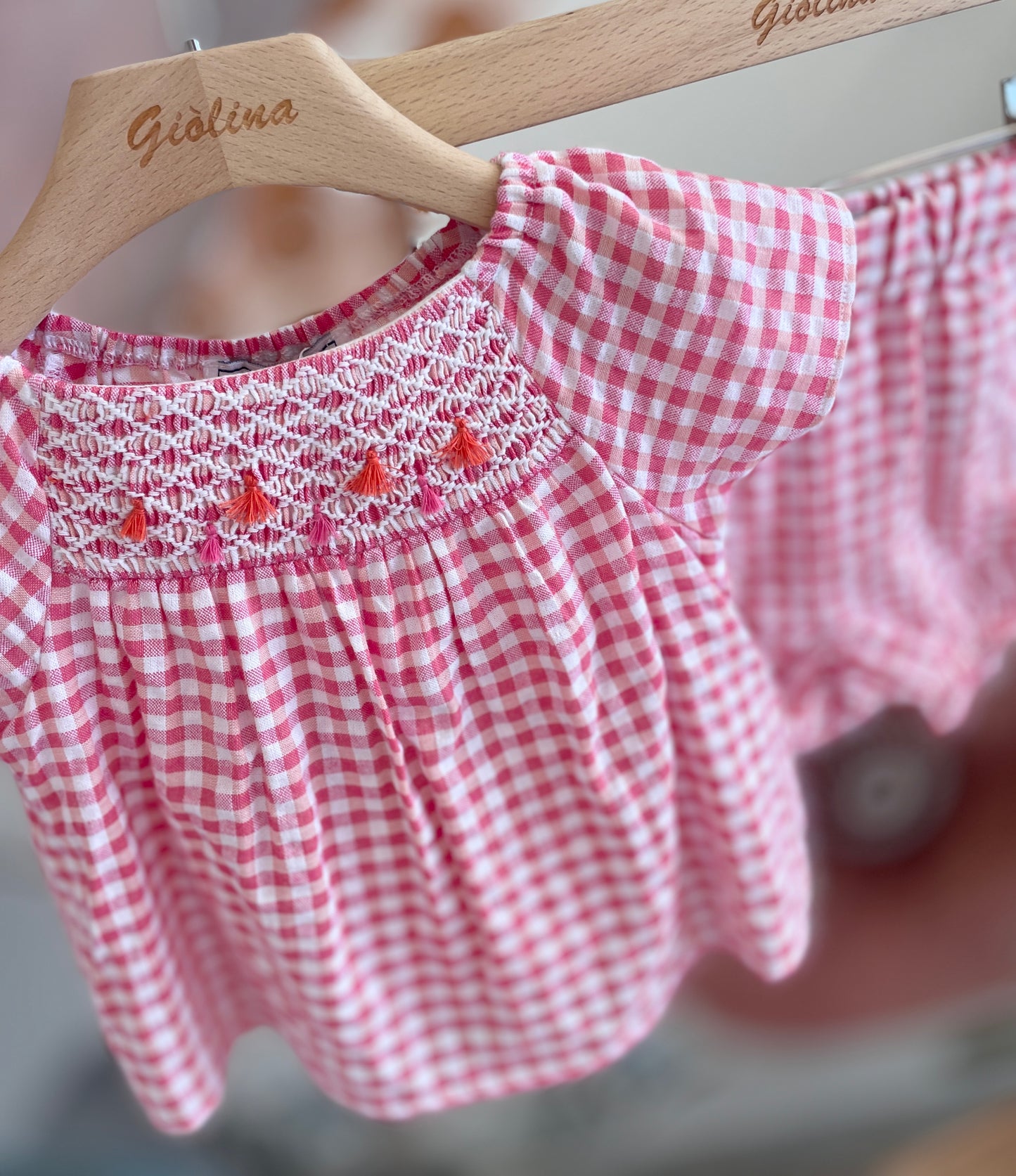 Completino in cotone Vichy rosa e arancio. camicina con punto smock ricamata a mano