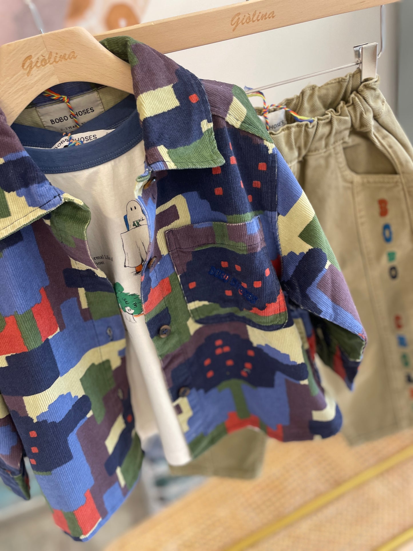 Giacca a camicia con t-shirt e pantalone in twill logato