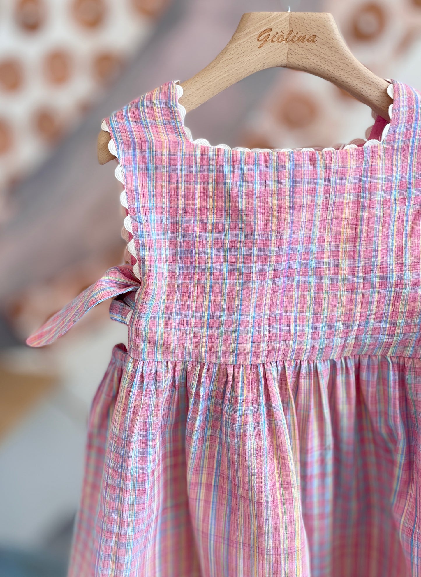 Abito madras con apertura laterale