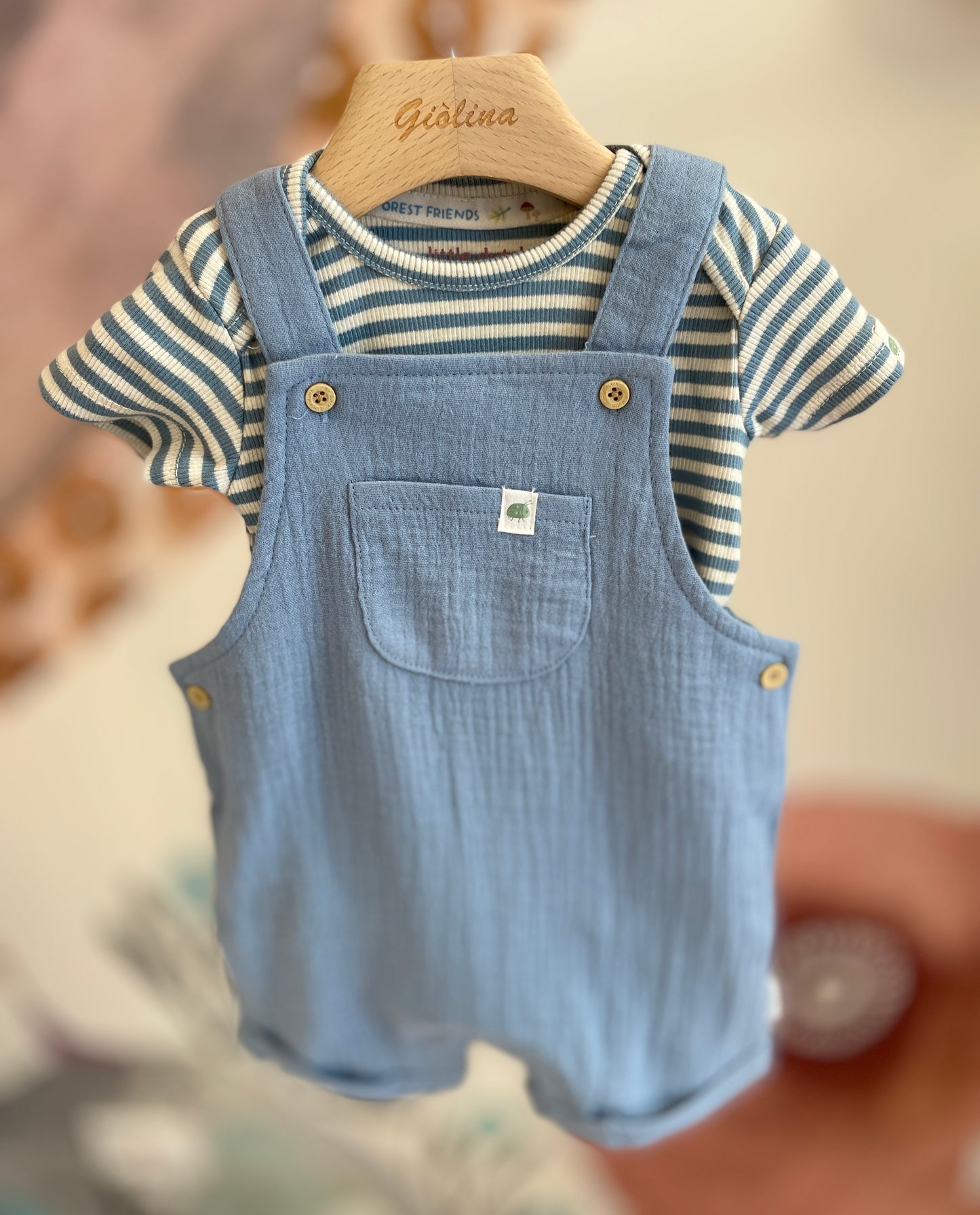 Salopette azzurra con body rigato