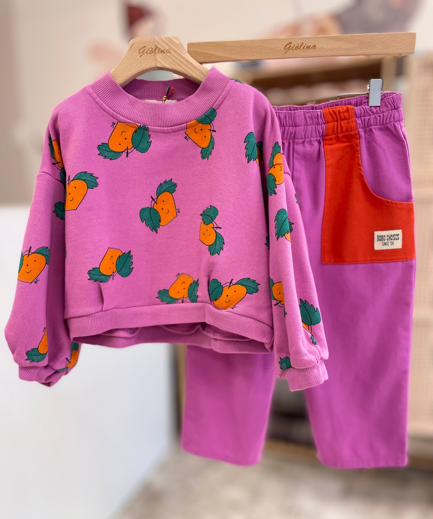 Felpa e top stampa albicocche, pantalone in cotone magenta e calza abbinata