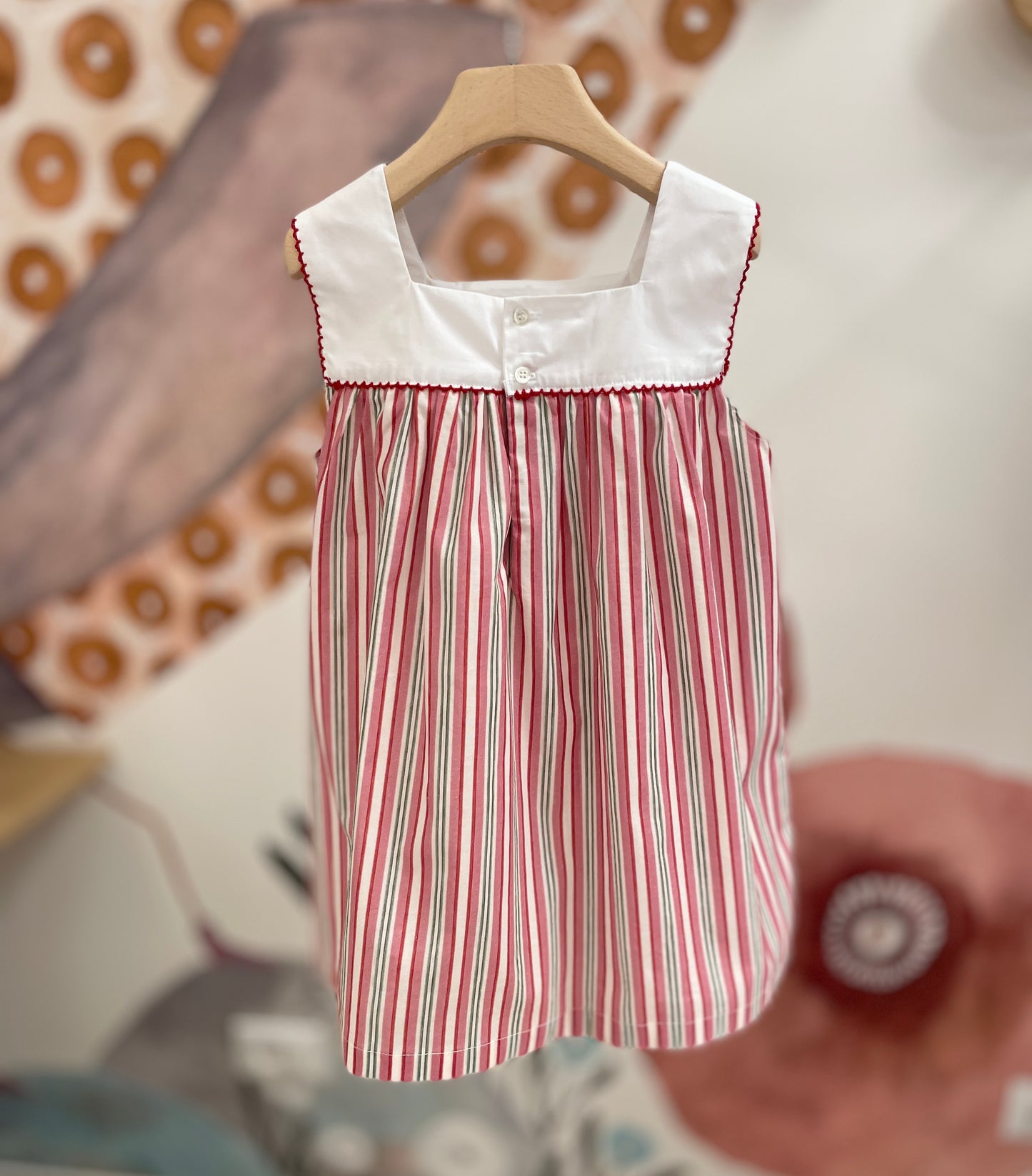 Abito in cotone rigato e ricamo colorato