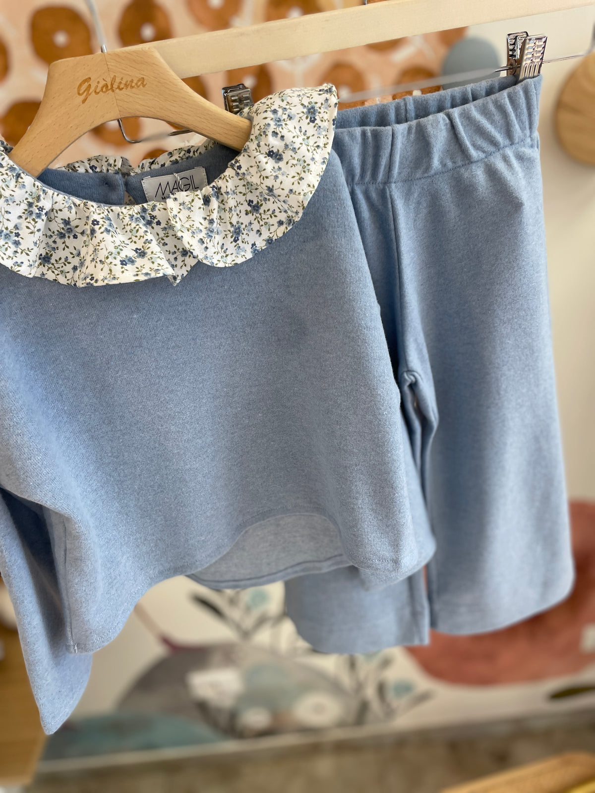 Maglia cotocashmere con collo fiorellino ,  gaucho azzurro e t-shirt cerbiatto
