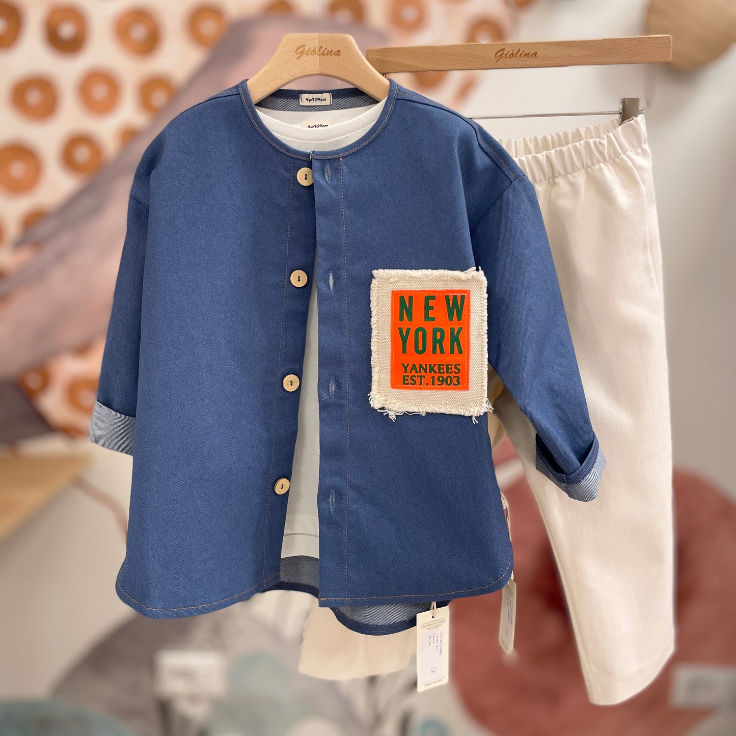 Giacca a camicia Denim con inserto fluo , T-shirt mattone e pantalone nataurale