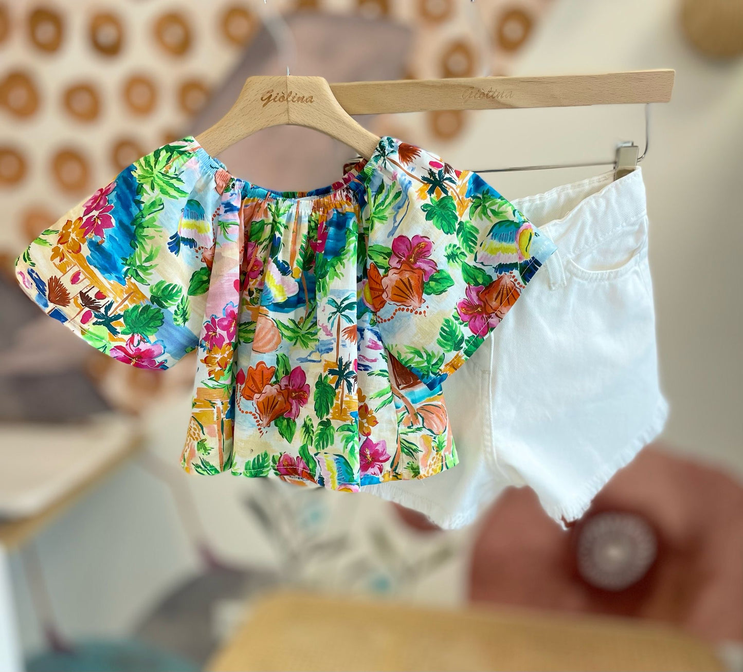 Crop top stampa hawaiana con Denim sfrangiato