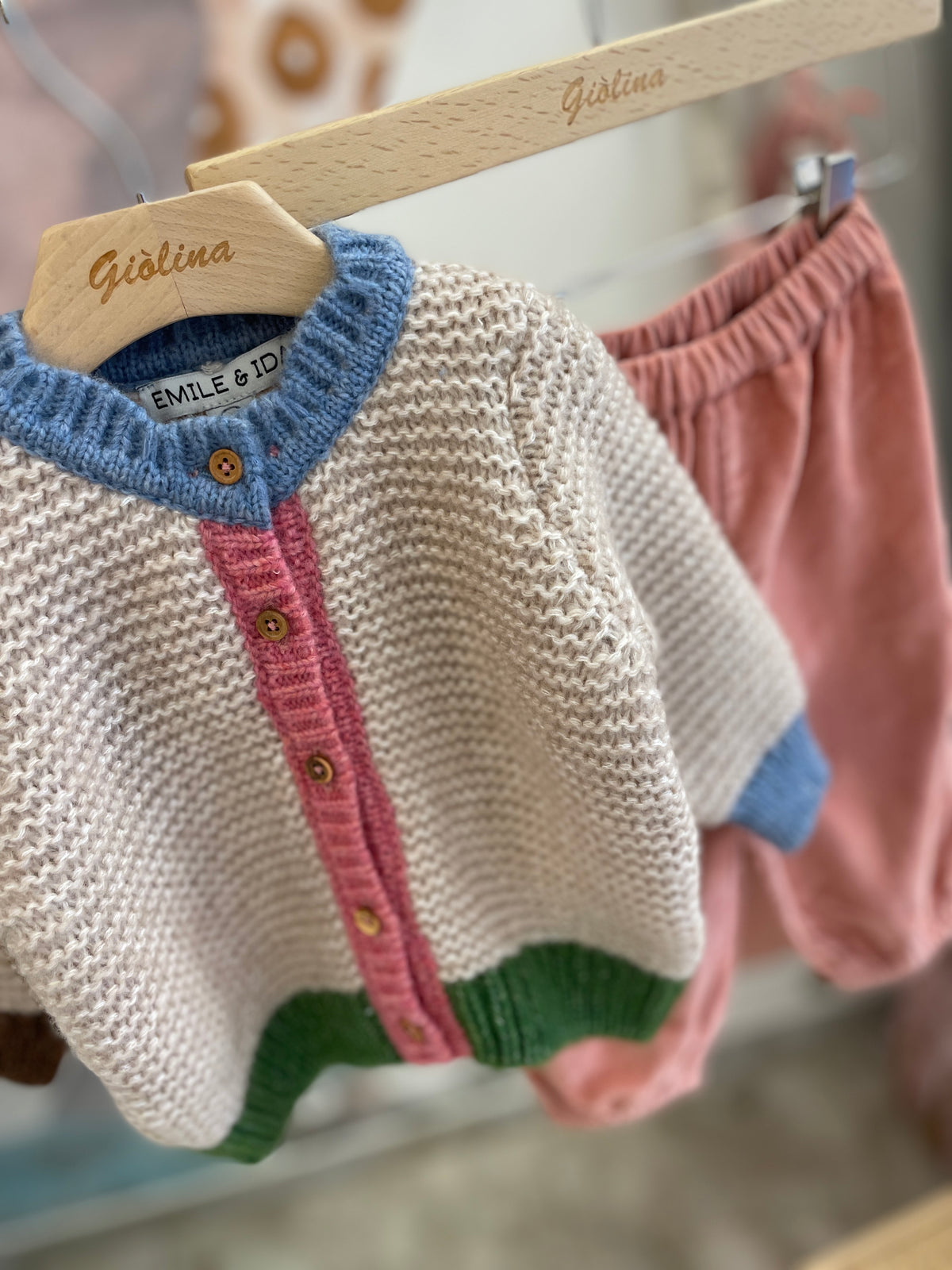 Cardigan con blusa ricamata e pantalone rosa baby