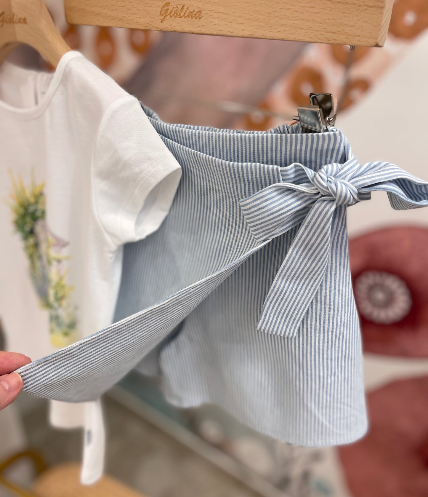 T-shirt basic con profilo azzurro e gonna rigata con fiocco