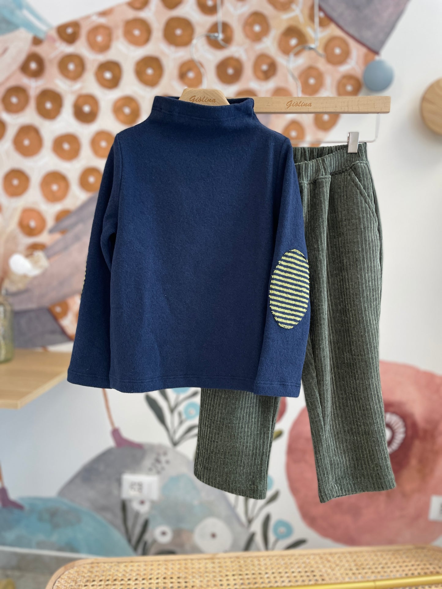Maglia con collo a cratere e pantalone in velluto