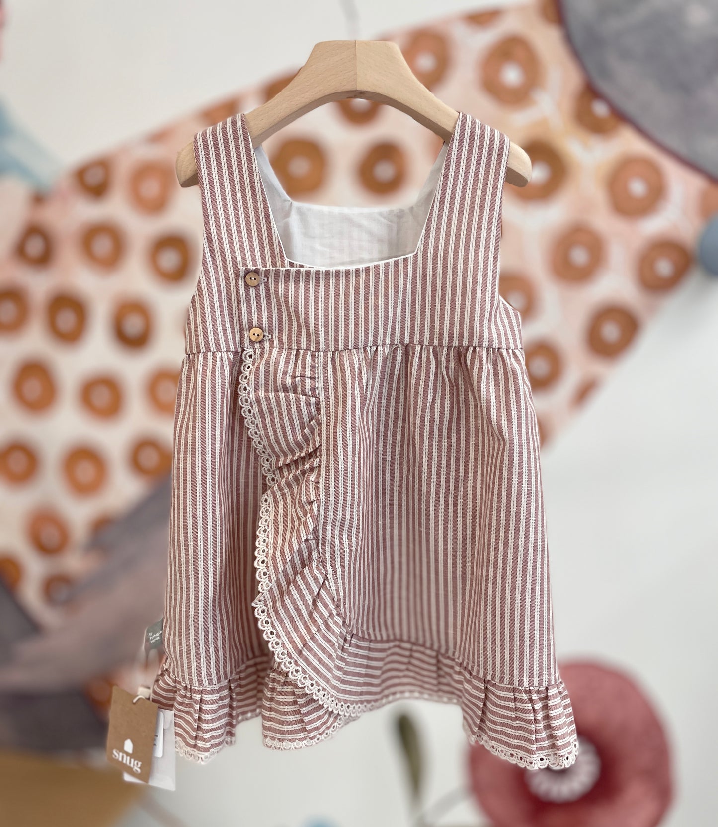 Blusa  riga terracotta con dettaglio sangallo con shorts rigato e abito incrociato