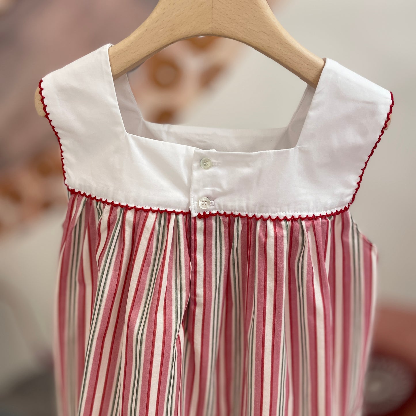 Abito in cotone rigato e ricamo colorato