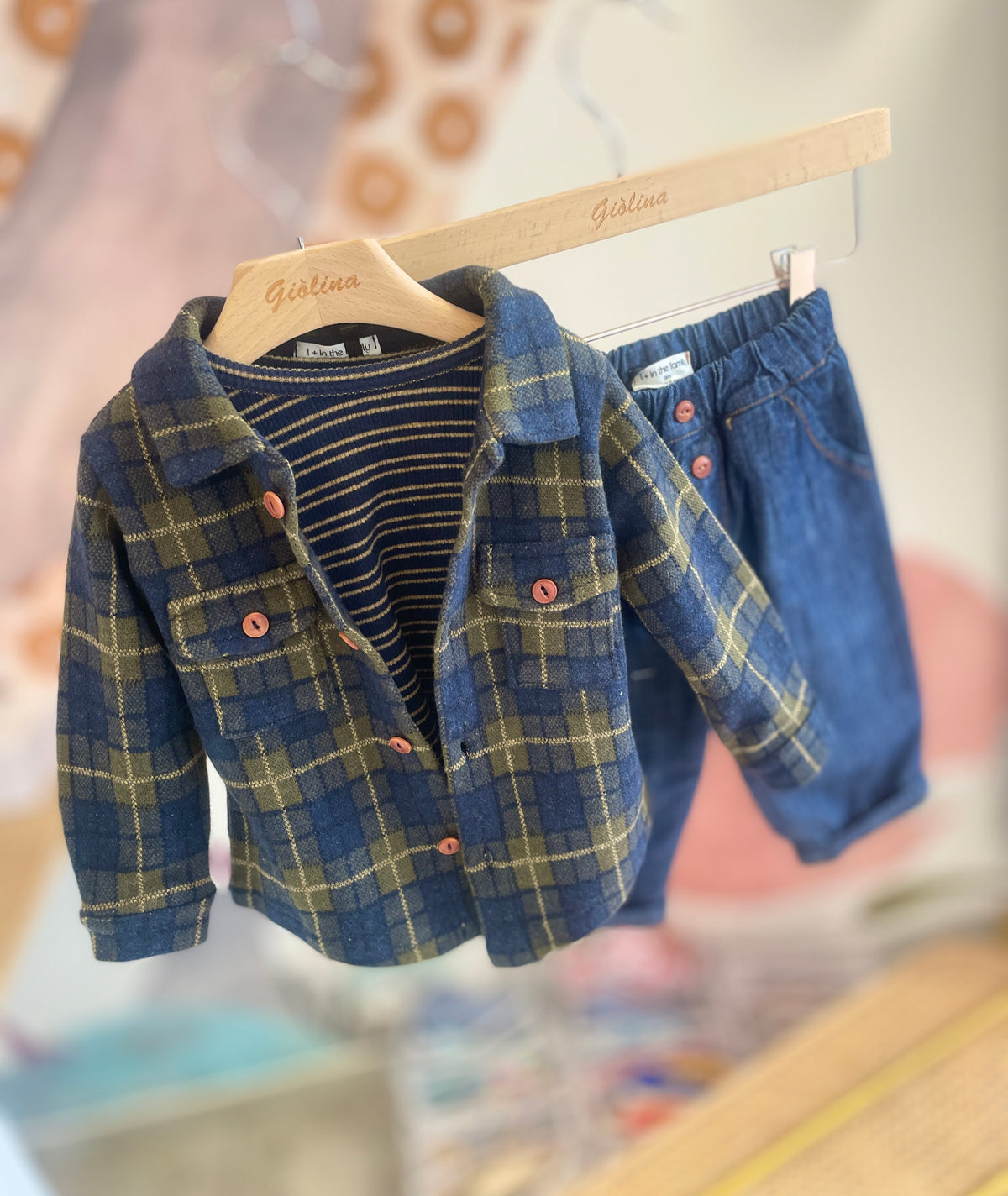 Camicia scozzese, t-shirt rigata e denim