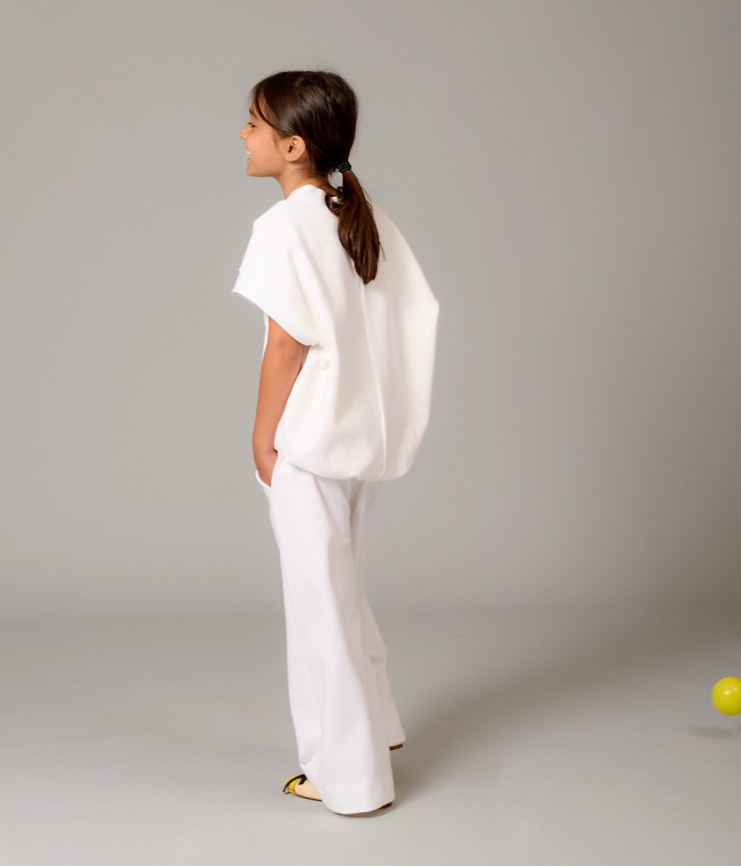 Blusa scollo a V bianco e pantalone bianco largo