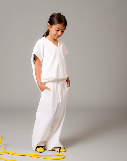 Blusa scollo a V bianco e pantalone bianco largo