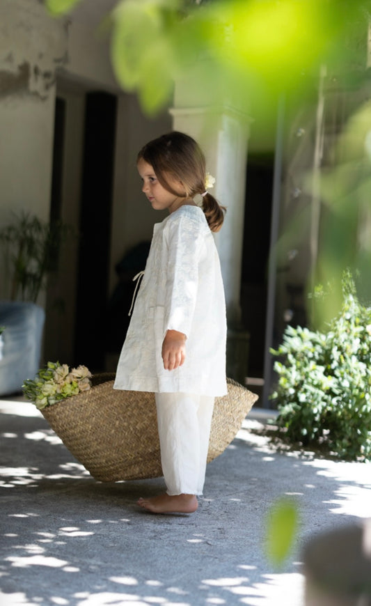 Camicia bon ton con kimono ricamato e pantalone sfrangiato