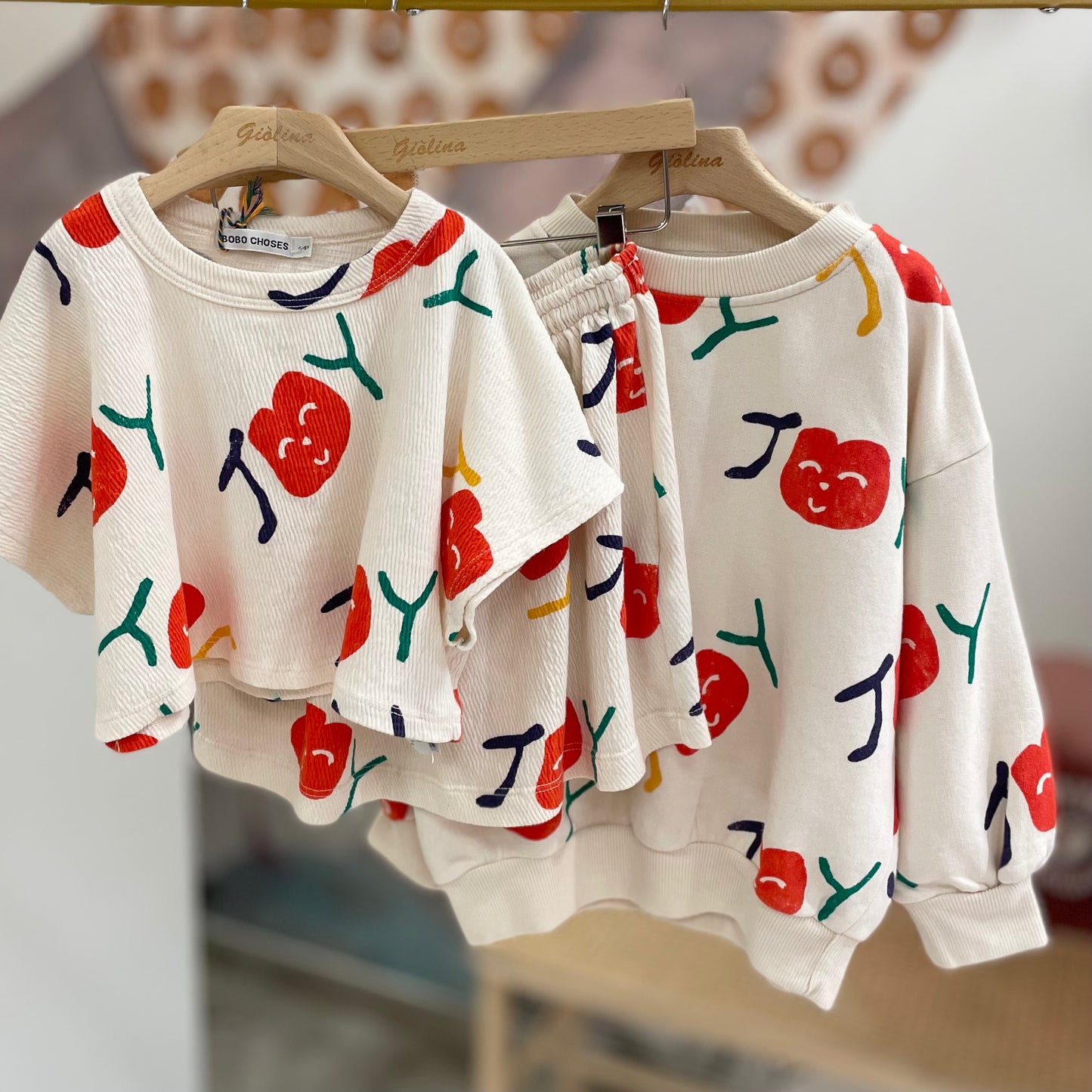 Completo crop top e gonna con felpa abbinata