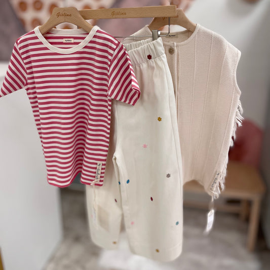 Completo t-shirt riga lampone, gilet con frange e pantalone palazzo ricamo margherite