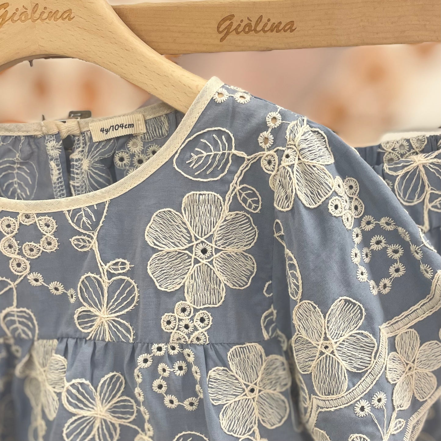 Blusa carta da zucchero com ricami sangallo e pantalone