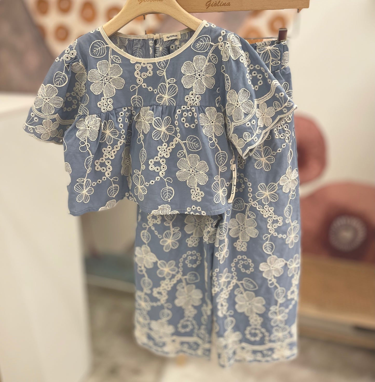 Blusa carta da zucchero com ricami sangallo e pantalone