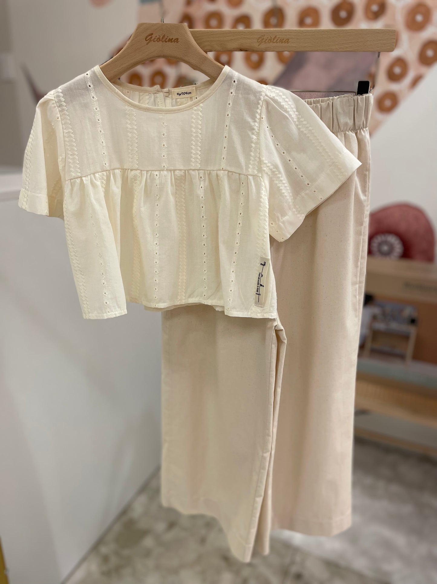 Blusa ricami sangallo con pantalone palazzo naturale