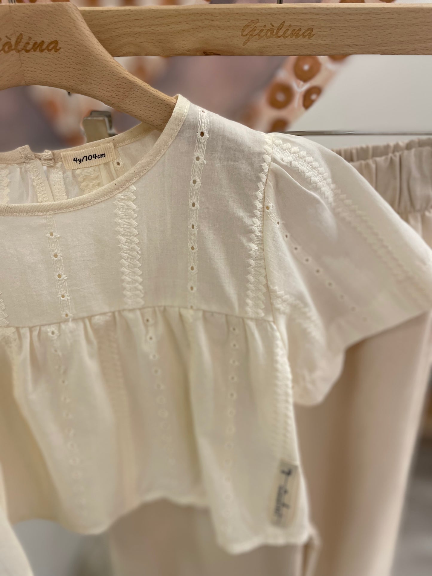 Blusa ricami sangallo con pantalone palazzo naturale