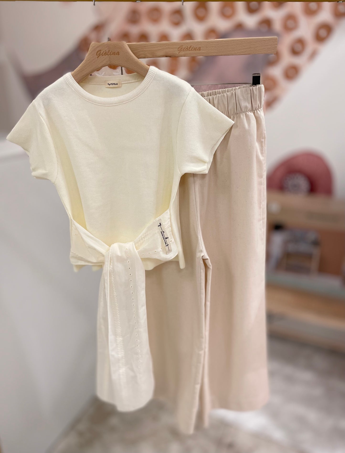 T-shirt a costine con fiocco e pantalone palazzo