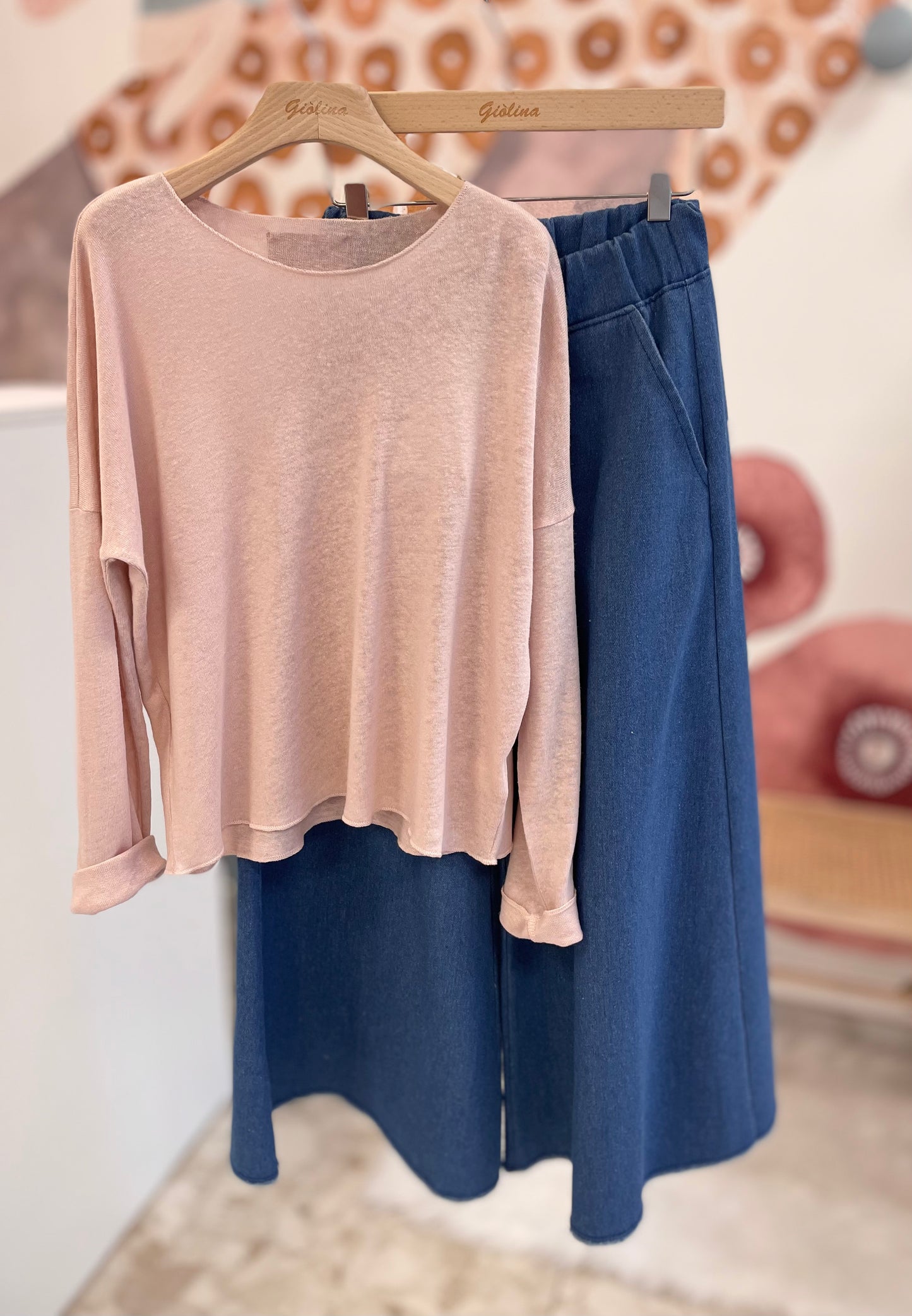 Maglia malva con Pantagonna in denim