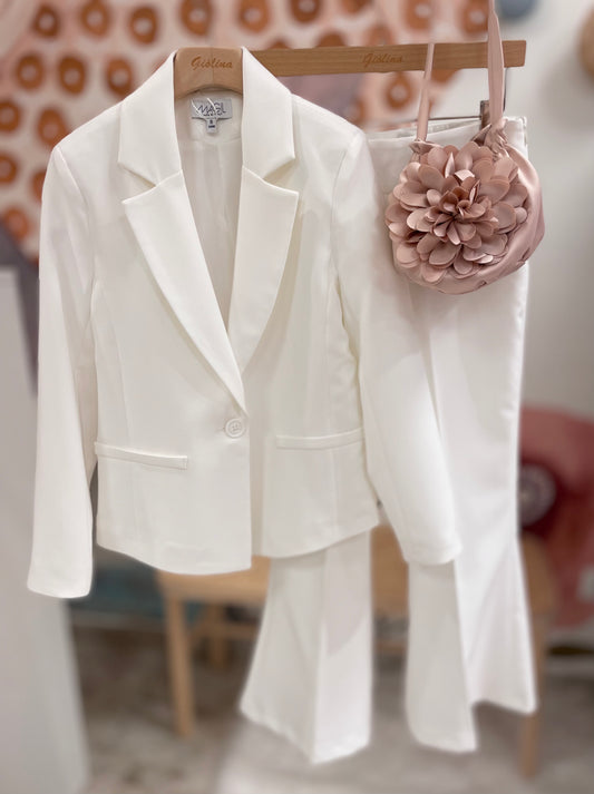 Giacca con pantalone e top in raso monospalla