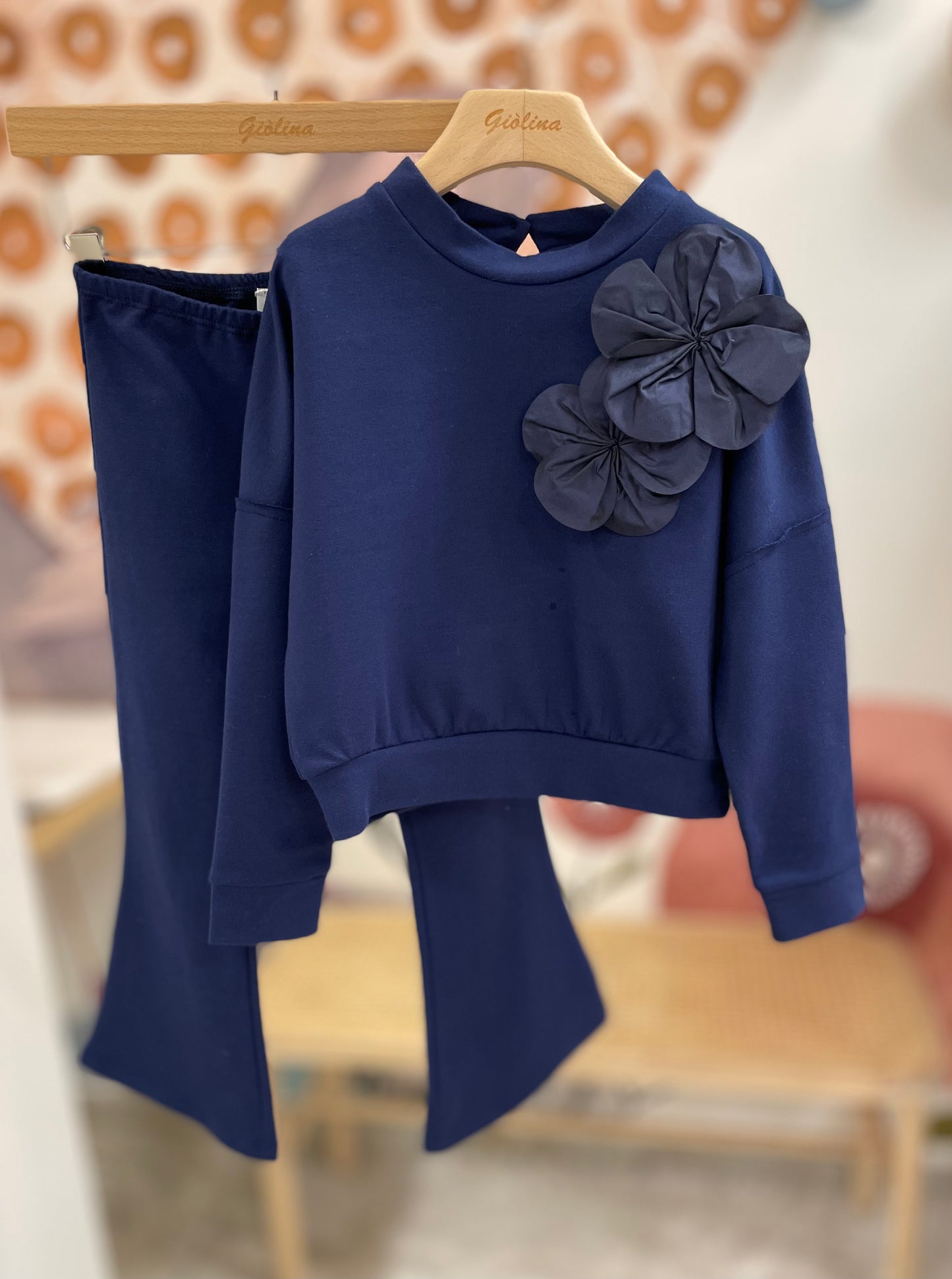 Completo maglia con fiori taffetá e pantalone a zampa