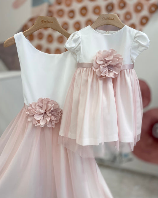 Abito in raso con gonna di tulle con cintura