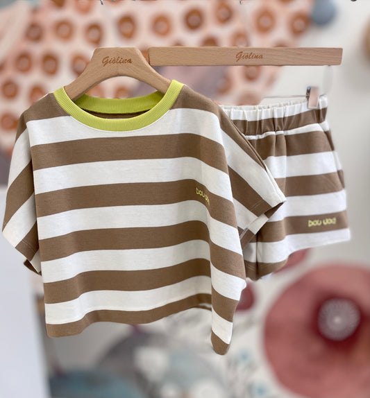 T-shirt crop rigata con profilo fluo e shorts in felpa