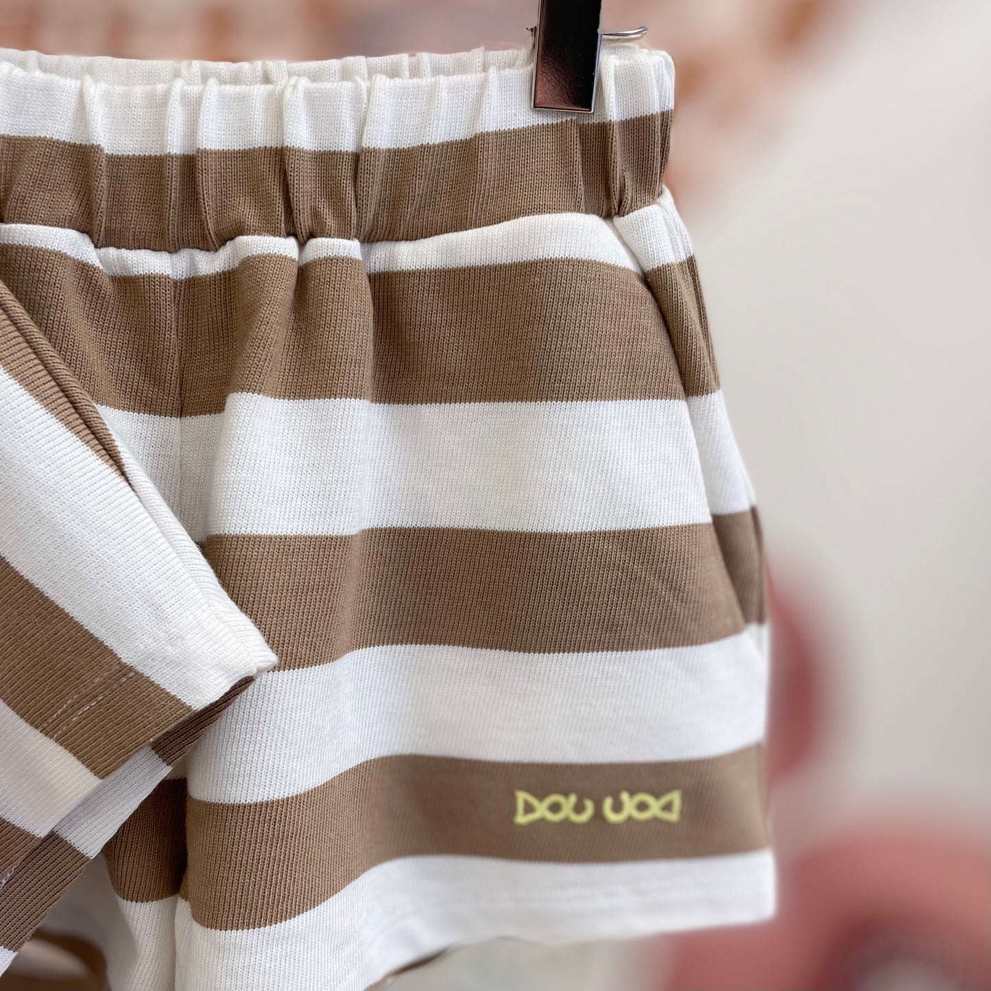 T-shirt crop rigata con profilo fluo e shorts in felpa