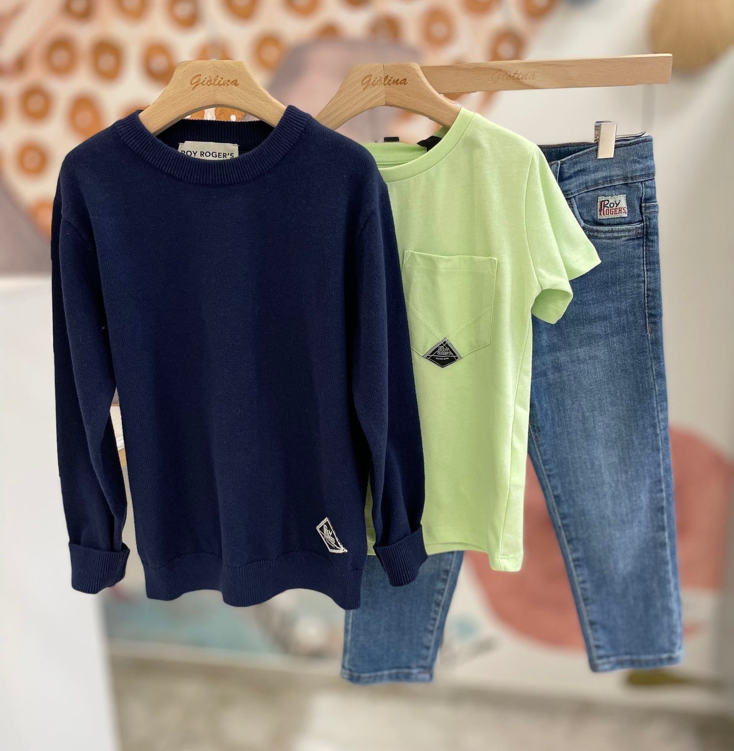 T-shirt e maglia girocollo e denim skinny