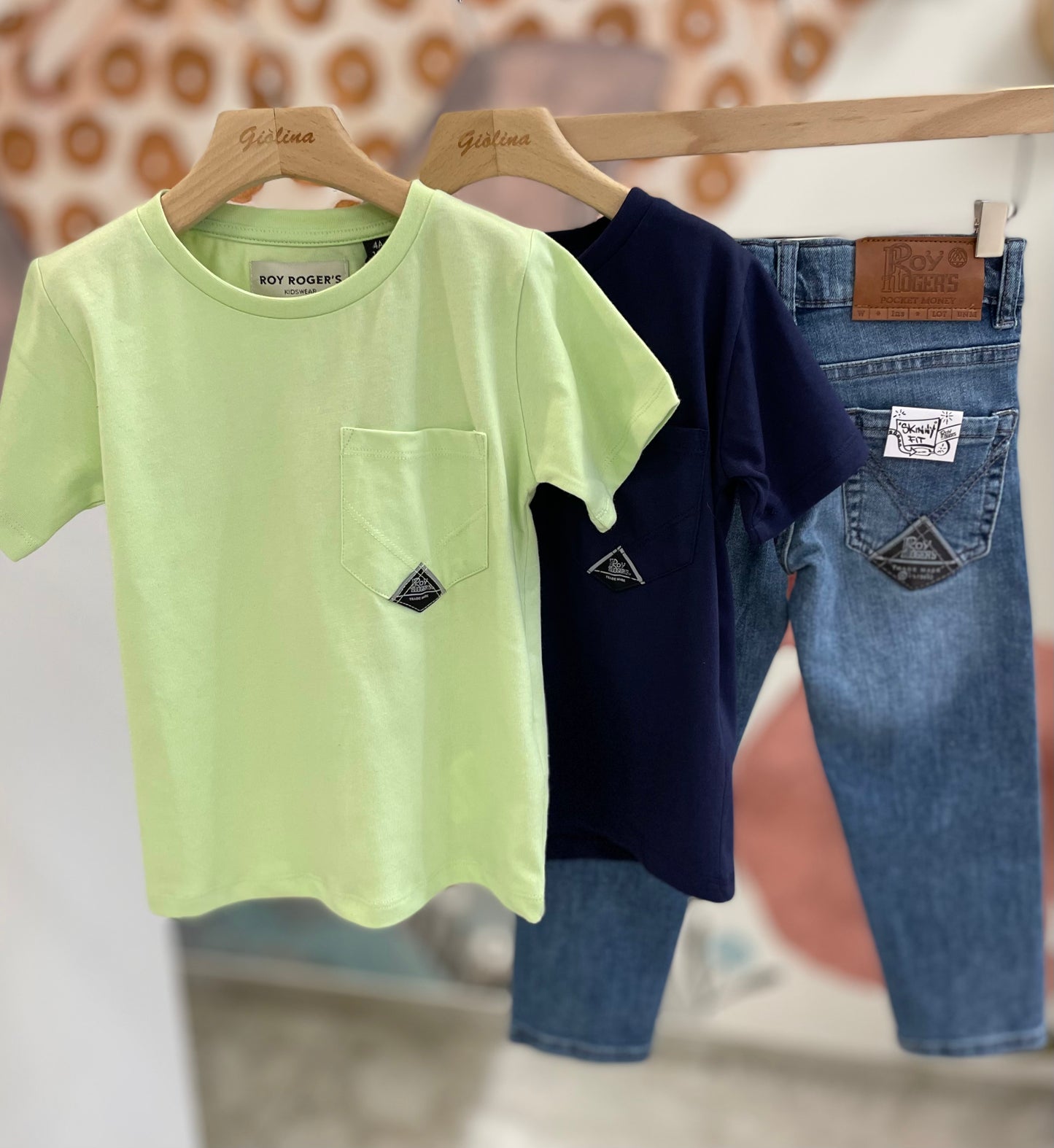T-shirt e maglia girocollo e denim skinny