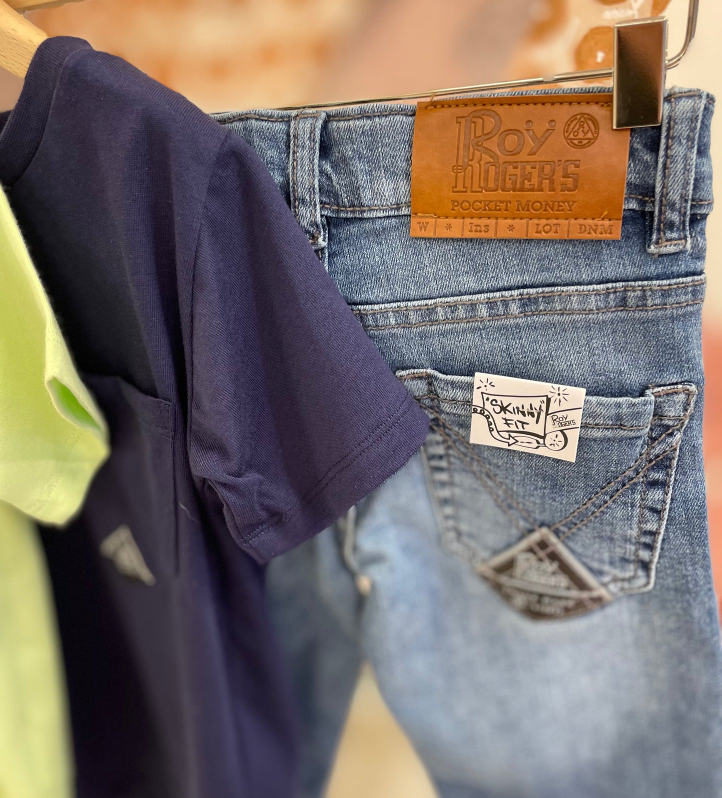 T-shirt e maglia girocollo e denim skinny