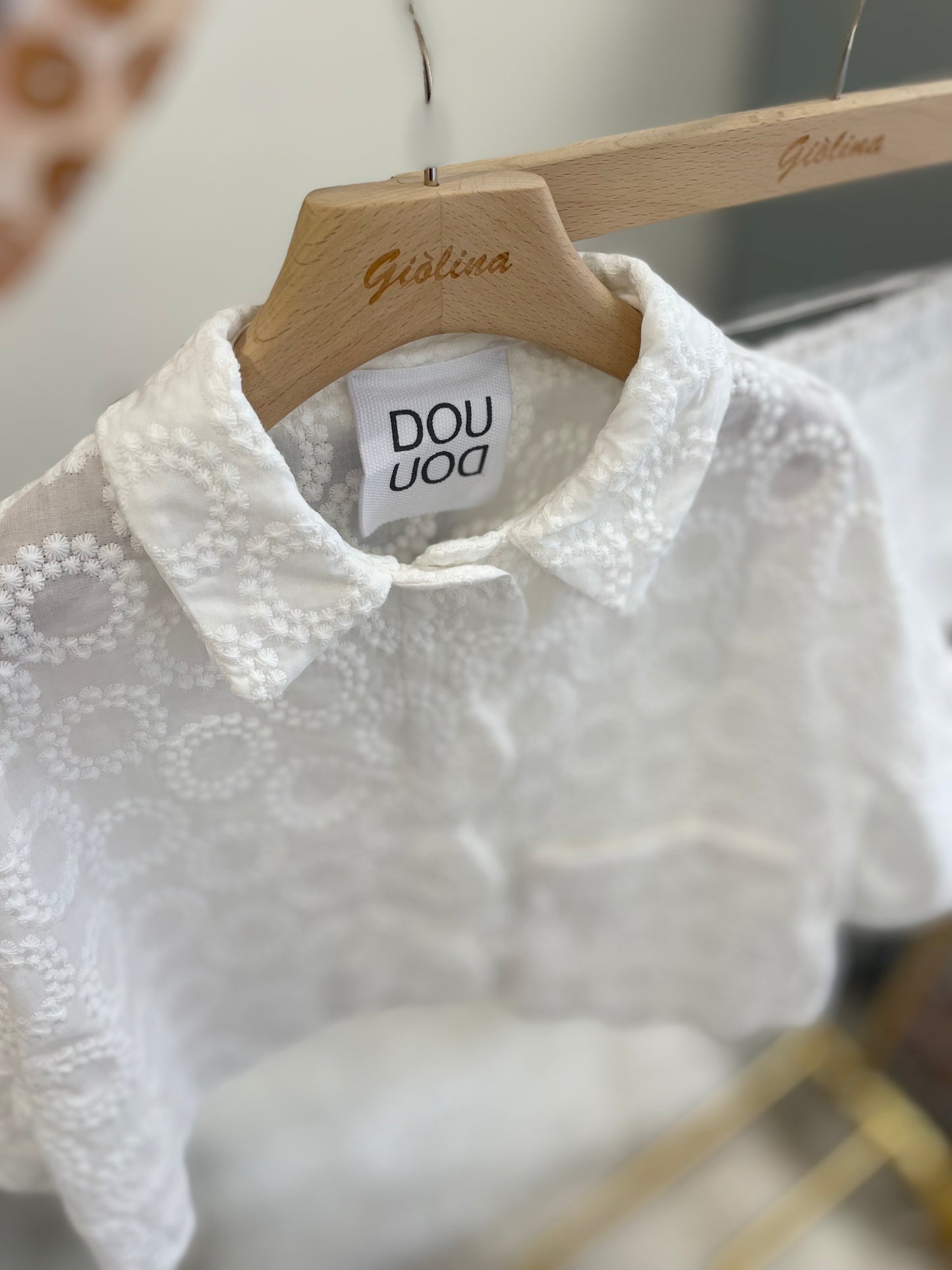 Camicia crop  lavorata con shorts