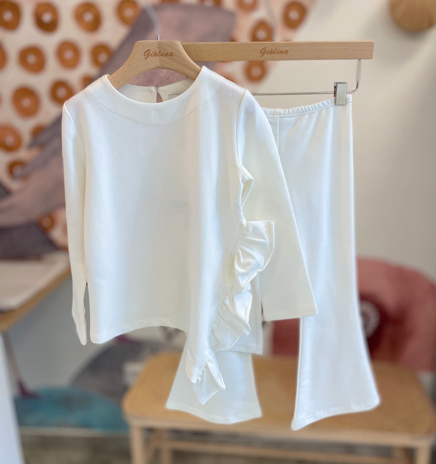 Completo felpa con rouches pantalone a zampa com t-shirt stampata