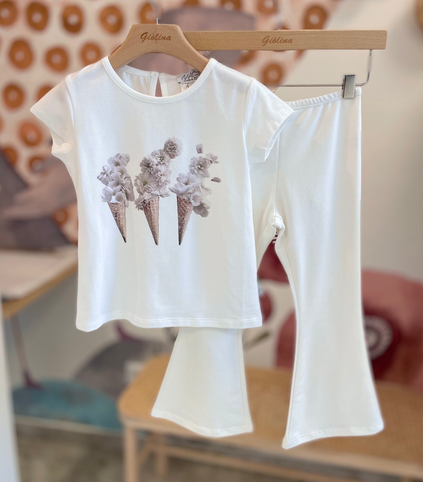 Completo felpa con rouches pantalone a zampa com t-shirt stampata