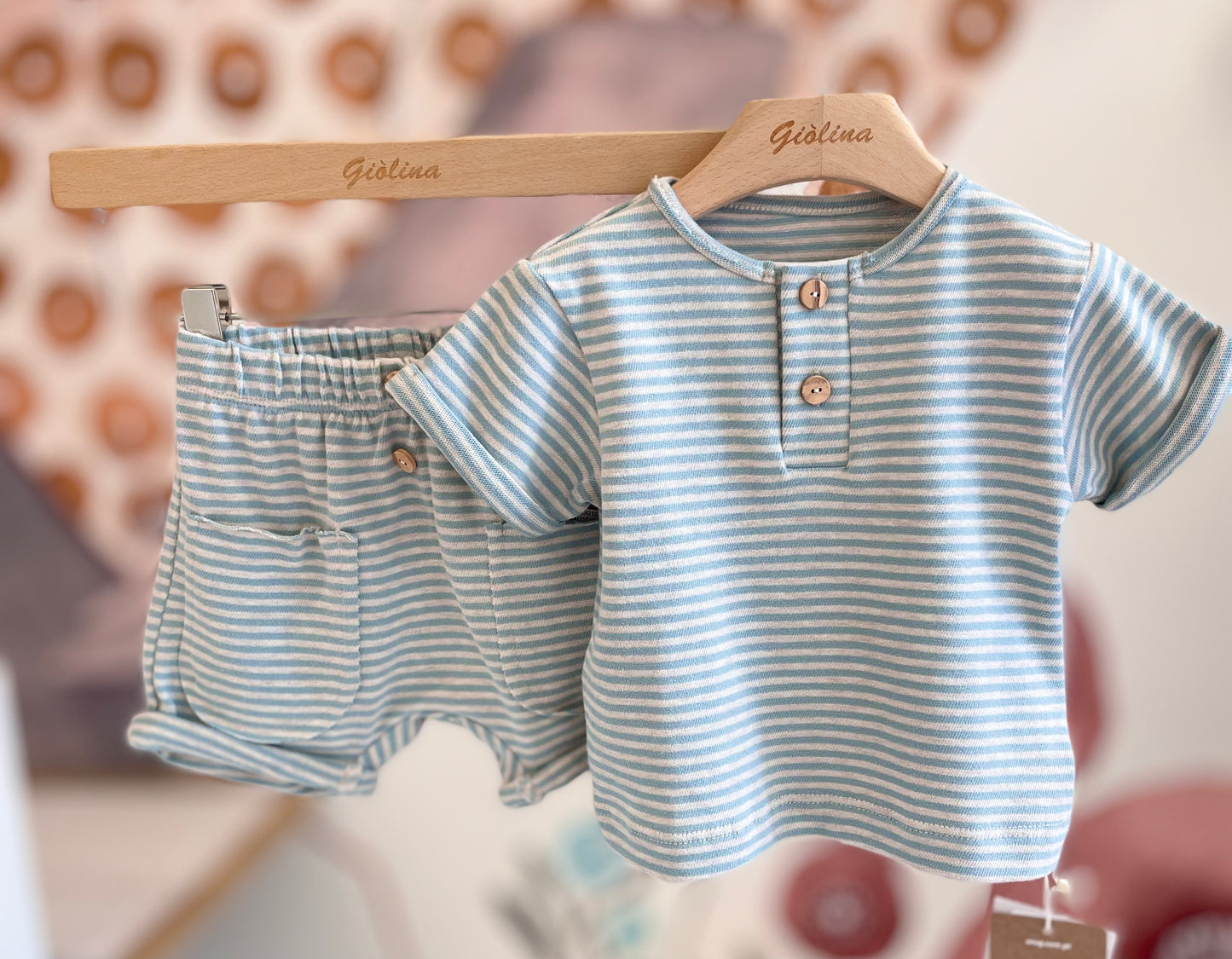 Completo t-shirt serafino e shorts rigato