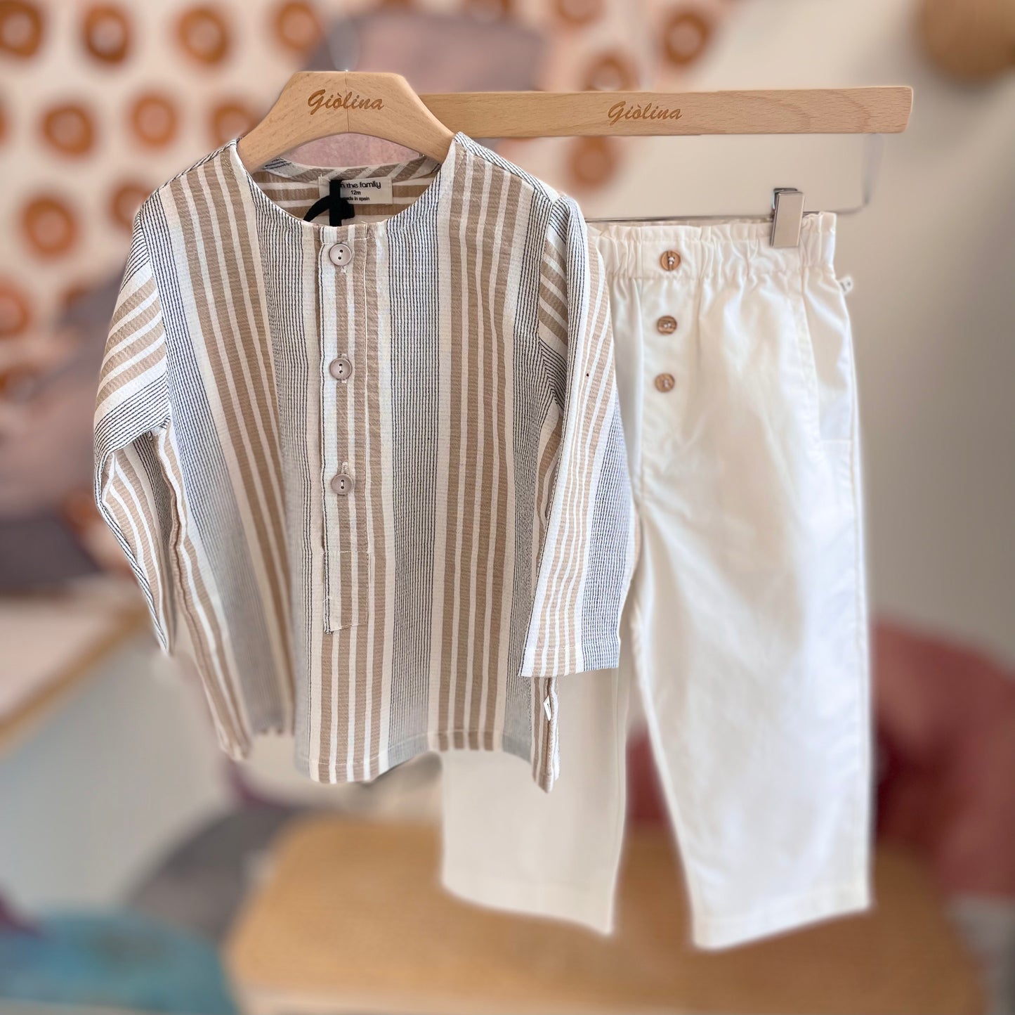 Camicia girocollo rigata con pantalone in tela