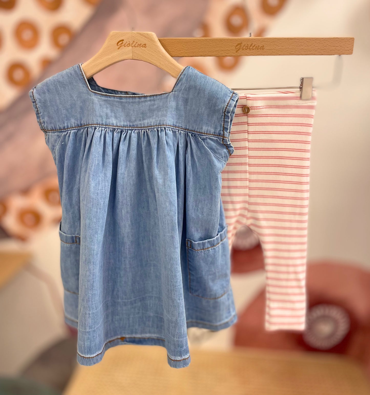 Abito smanicato in Denim con leggings rigato