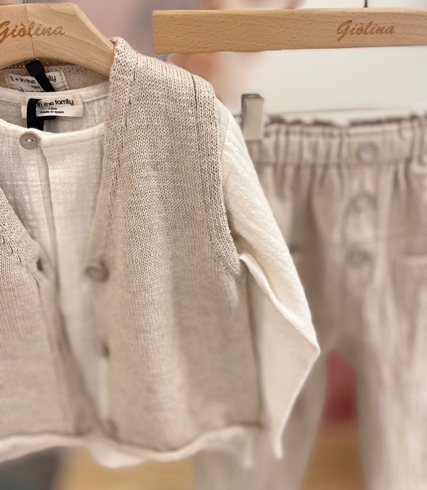 Gilet con camicia girocollo e pantalone