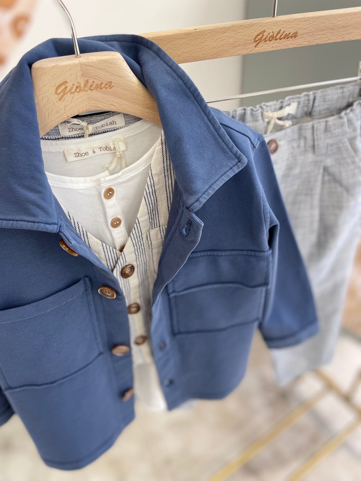 Completo gilet con camicia serafino e pantalone con pences