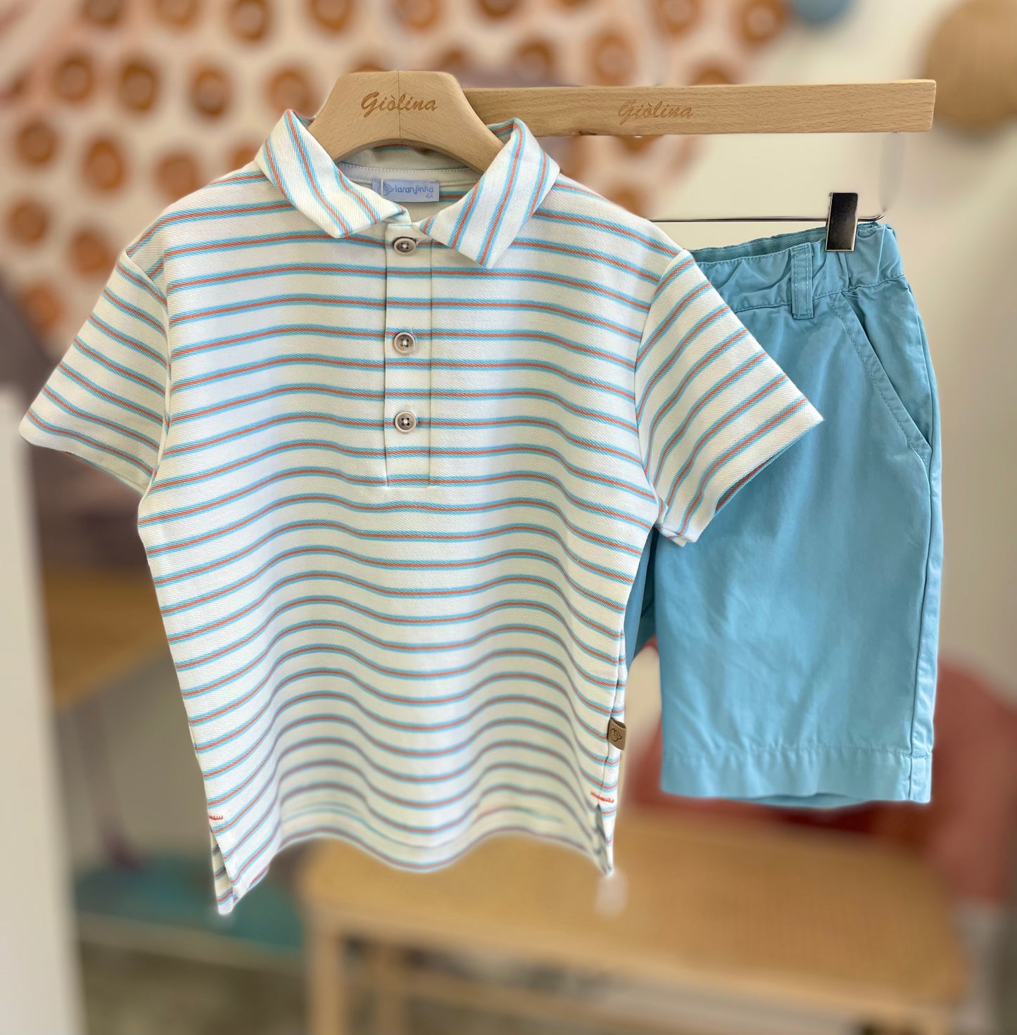 Completo polo rigata con bermuda azzurro taglio chino