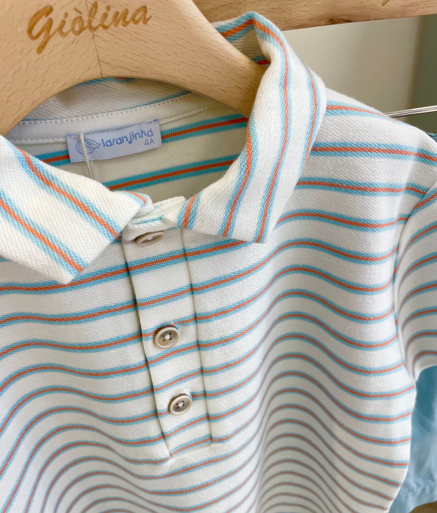 Completo polo rigata con bermuda azzurro taglio chino