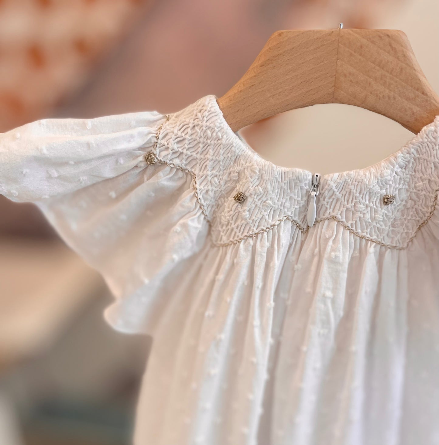 Abito in plumetis con ricamo a mano in filo lurex