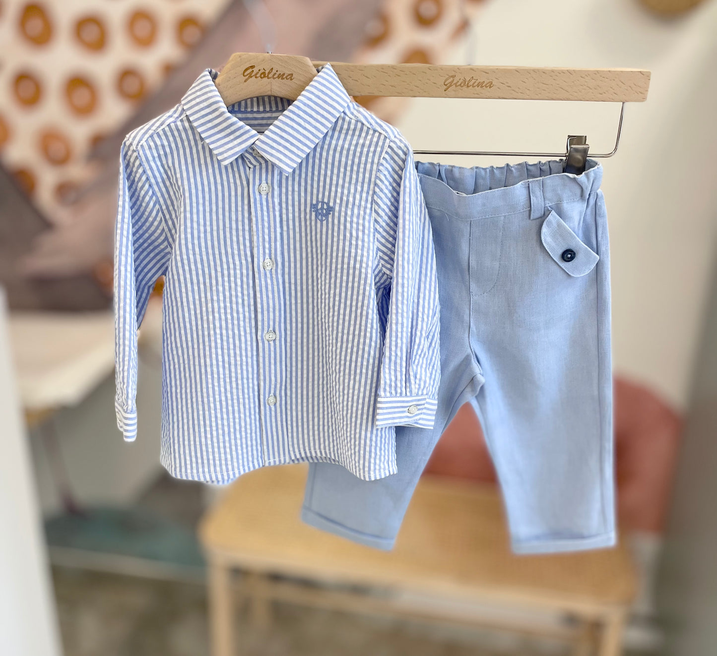 Camicia rigata pantalone in lino azzurro