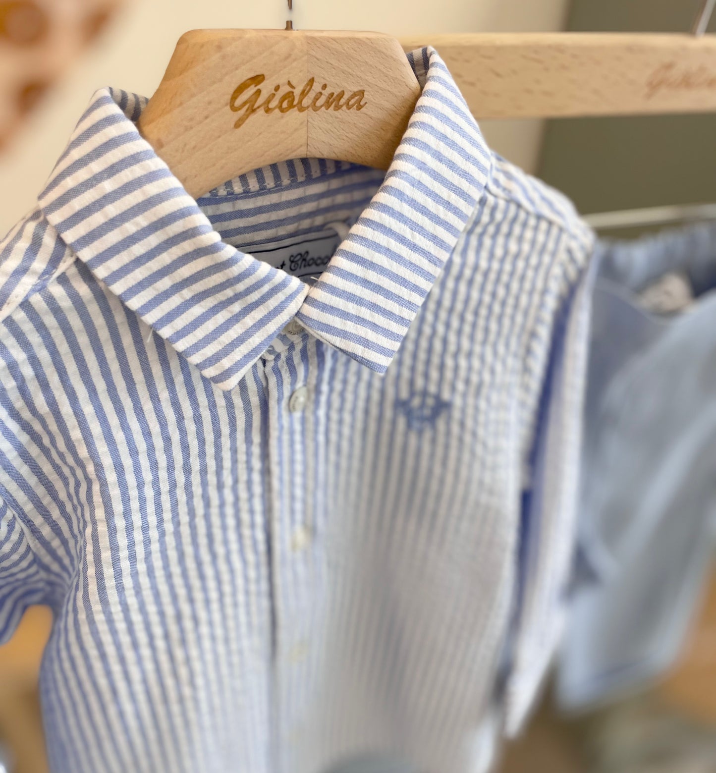 Camicia rigata pantalone in lino azzurro
