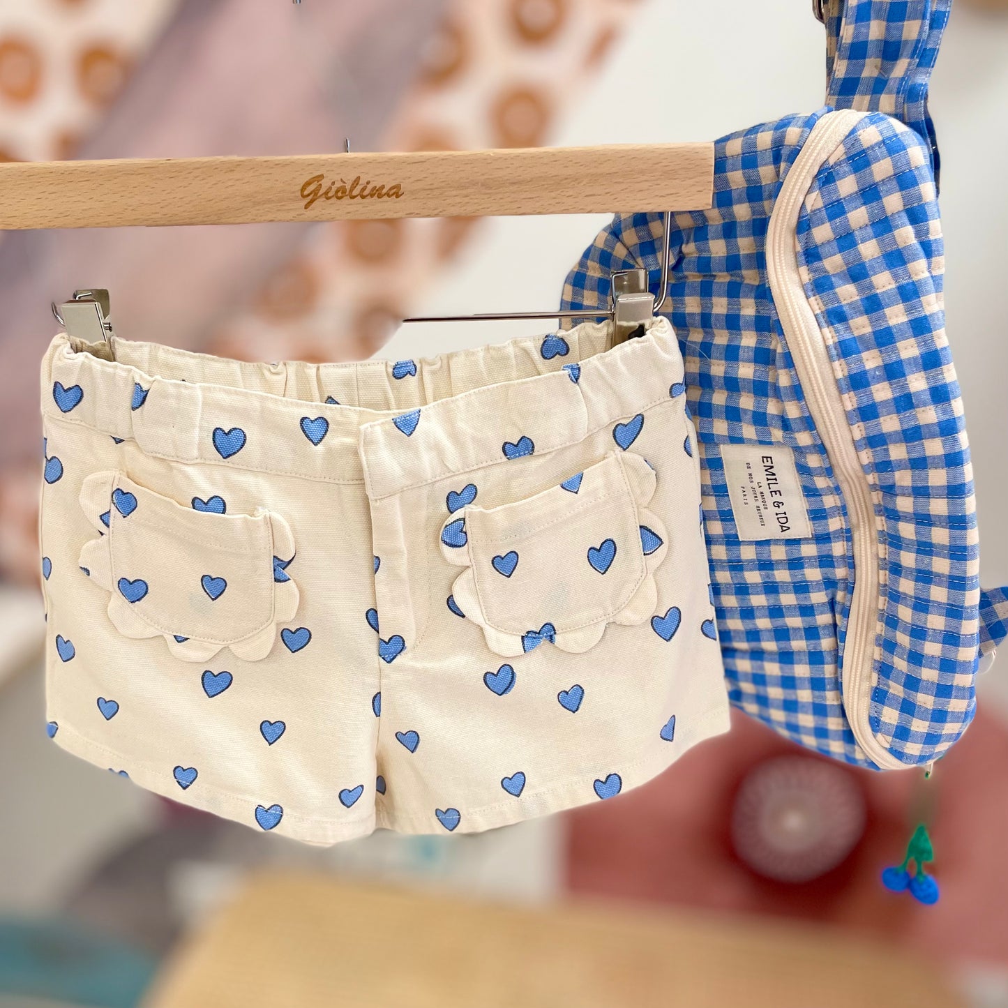 Blusa vichy e shorts a cuori